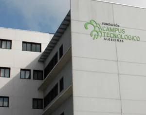 Edificio de la Fundación Campus Tecnológico de Algeciras (FCTA), una entidad que colabora con WFC TECH CONSULTING en la implementación de un programa de Inteligencia Artificial Generativa. El proyecto busca capacitar a empresarios y autónomos de la provincia de Cádiz, proporcionándoles formación en IA para mejorar la productividad de sus empresas a través de un entorno de aprendizaje virtual