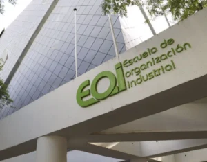 Edificio de la Escuela de Organización Industrial (EOI), una institución que solicitó a WFC TECH CONSULTING diseñar un programa formativo sobre el Metaverso. El programa abordó las oportunidades de negocio en tecnologías inmersivas, con docentes expertos y dispositivos de realidad virtual para proporcionar experiencias prácticas a los participantes.