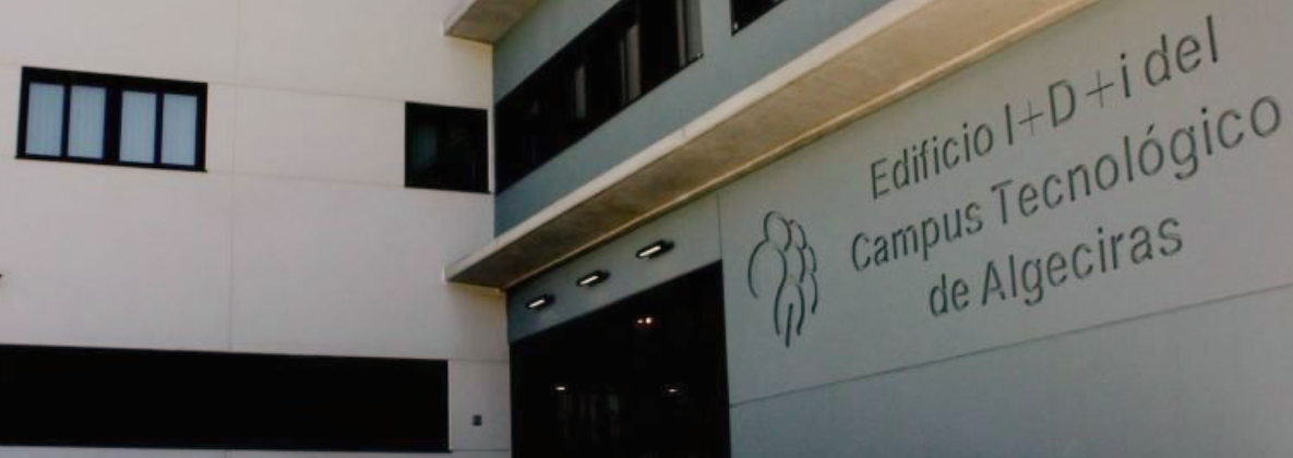 Edificio de la Fundación Campus Tecnológico de Algeciras (FCTA), una entidad que colabora con WFC TECH CONSULTING en la implementación de un programa de Inteligencia Artificial Generativa. El proyecto busca capacitar a empresarios y autónomos de la provincia de Cádiz, proporcionándoles formación en IA para mejorar la productividad de sus empresas a través de un entorno de aprendizaje virtual